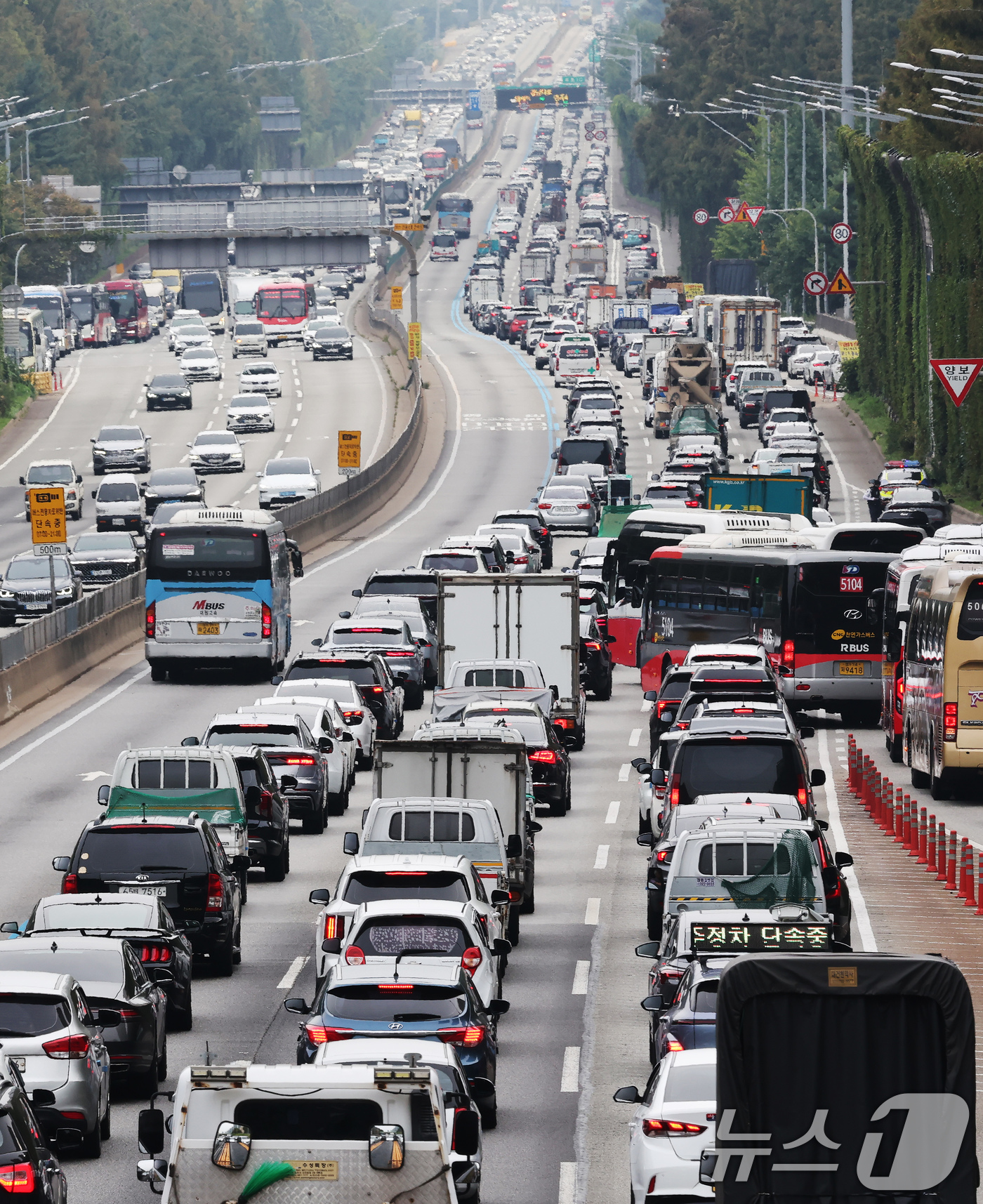 (서울=뉴스1) 장수영 기자 = 추석 연휴를 하루 앞둔 2일 오후 서울 서초구 경부고속도로 잠원IC 부산방향이 귀성길을 떠나는 차량으로 정체되고 있다. 2025.10.2/뉴스1