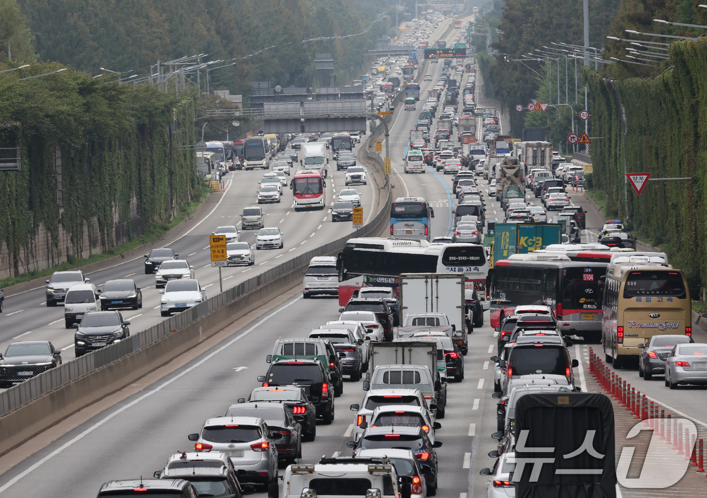(서울=뉴스1) 장수영 기자 = 추석 연휴를 하루 앞둔 2일 오후 서울 서초구 경부고속도로 잠원IC 부산방향이 귀성길을 떠나는 차량으로 정체되고 있다. 2025.10.2/뉴스1