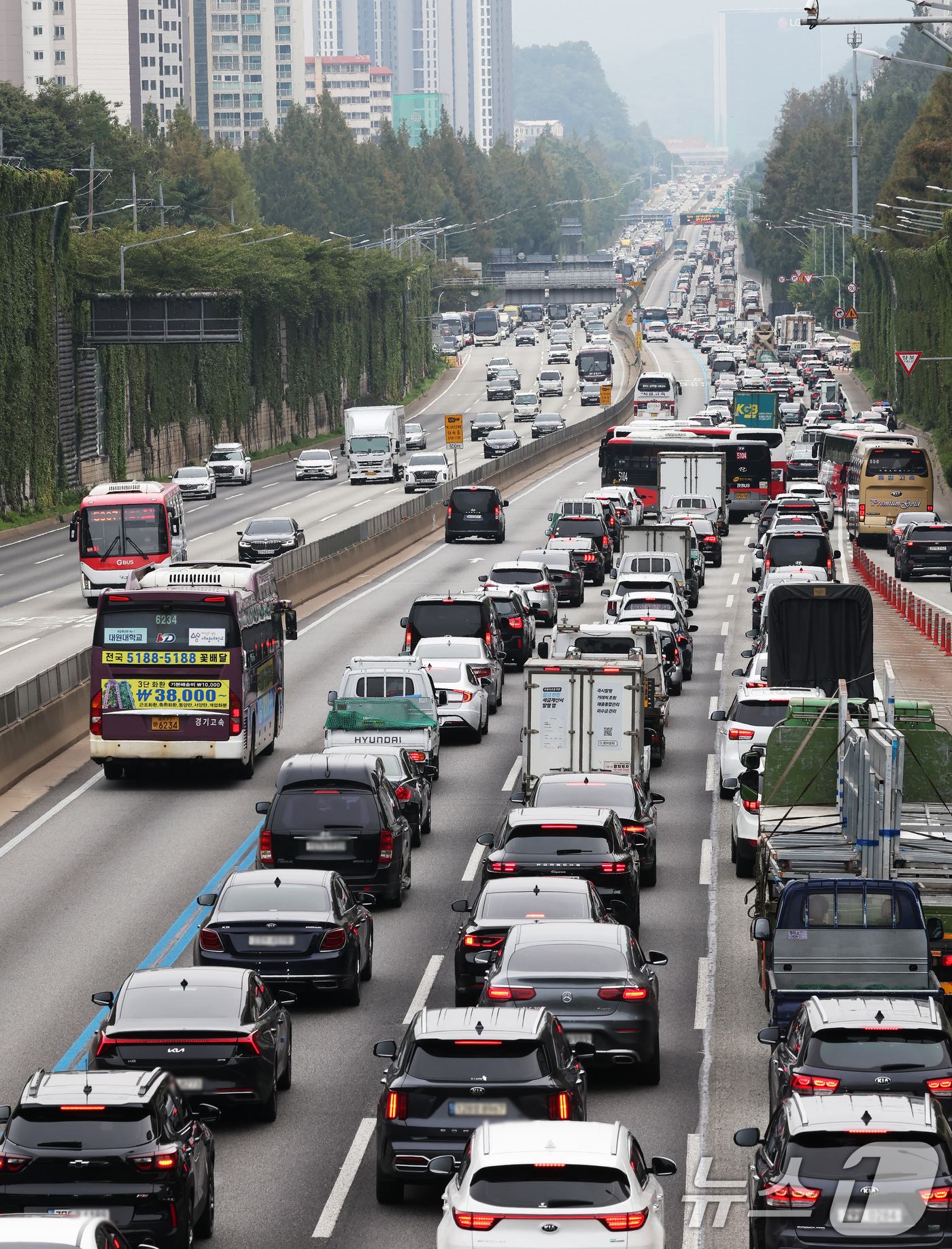 (서울=뉴스1) 장수영 기자 = 추석 연휴를 하루 앞둔 2일 오후 서울 서초구 경부고속도로 잠원IC 부산방향이 귀성길을 떠나는 차량으로 정체되고 있다. 2025.10.2/뉴스1