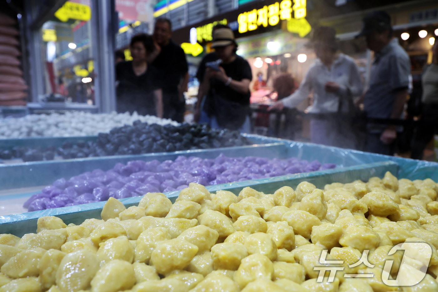 (서울=뉴스1) 박정호 기자 = 추석 명절 연휴를 하루 앞둔 2일 오후 서울 동대문구 경동시장을 찾은 시민들이 송편을 구입하고 있다. 2025.10.2/뉴스1