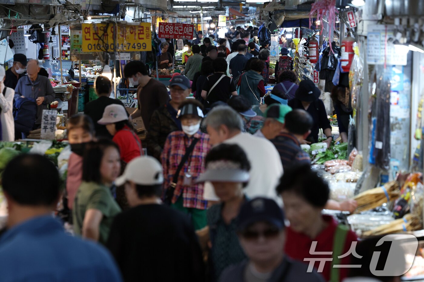 본문 이미지 - 서울 동대문구 경동시장을 찾은 시민들이 제수용품을 구입하고 있다. 2025.10.2/뉴스1 ⓒ News1 박정호 기자