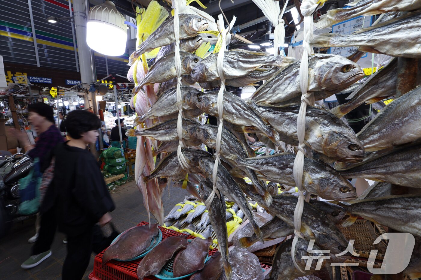 본문 이미지 - 추석 명절 연휴를 하루 앞둔 2일 오후 서울 동대문구 경동시장을 찾은 시민들이 굴비를 살펴보고 있다. 2025.10.2/뉴스1 ⓒ News1 박정호 기자