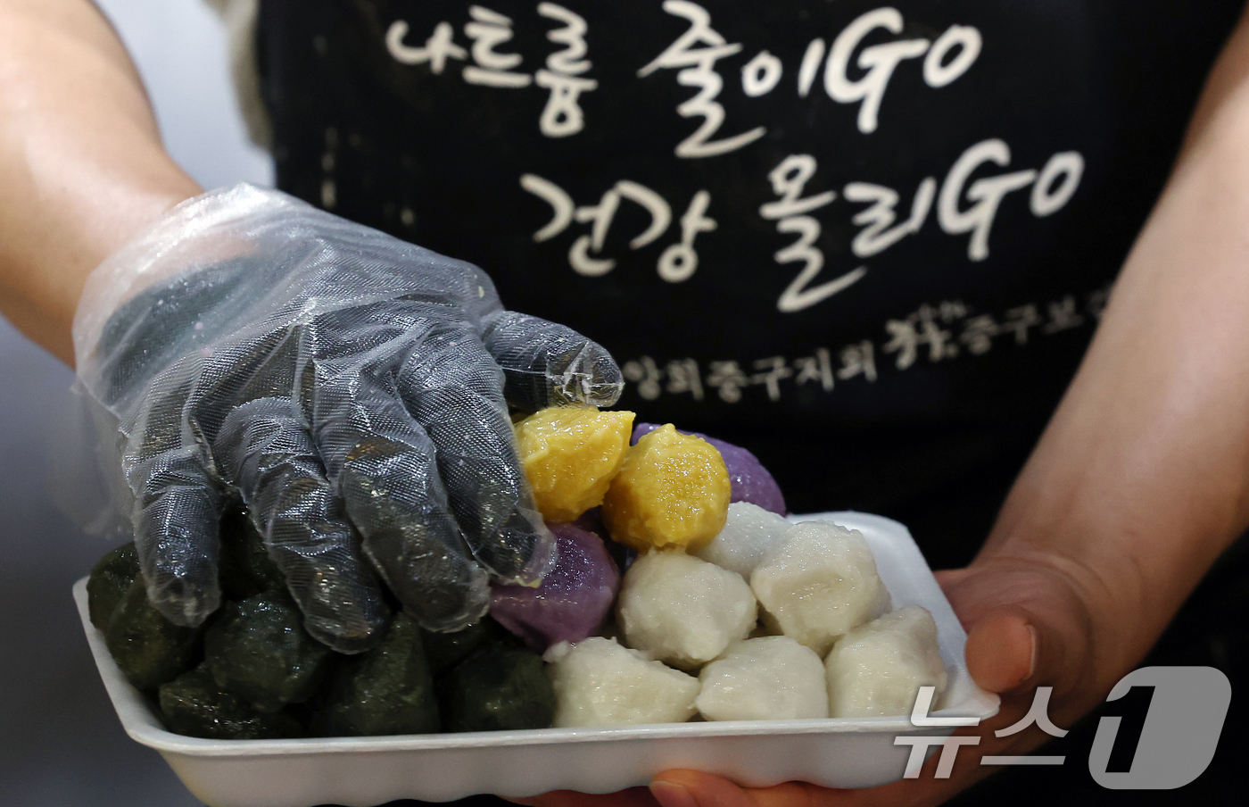 (서울=뉴스1) 박정호 기자 = 추석 명절 연휴를 하루 앞둔 2일 오후 서울 동대문구 경동시장의 떡집에서 관계자가 송편을 담고 있다. 2025.10.2/뉴스1