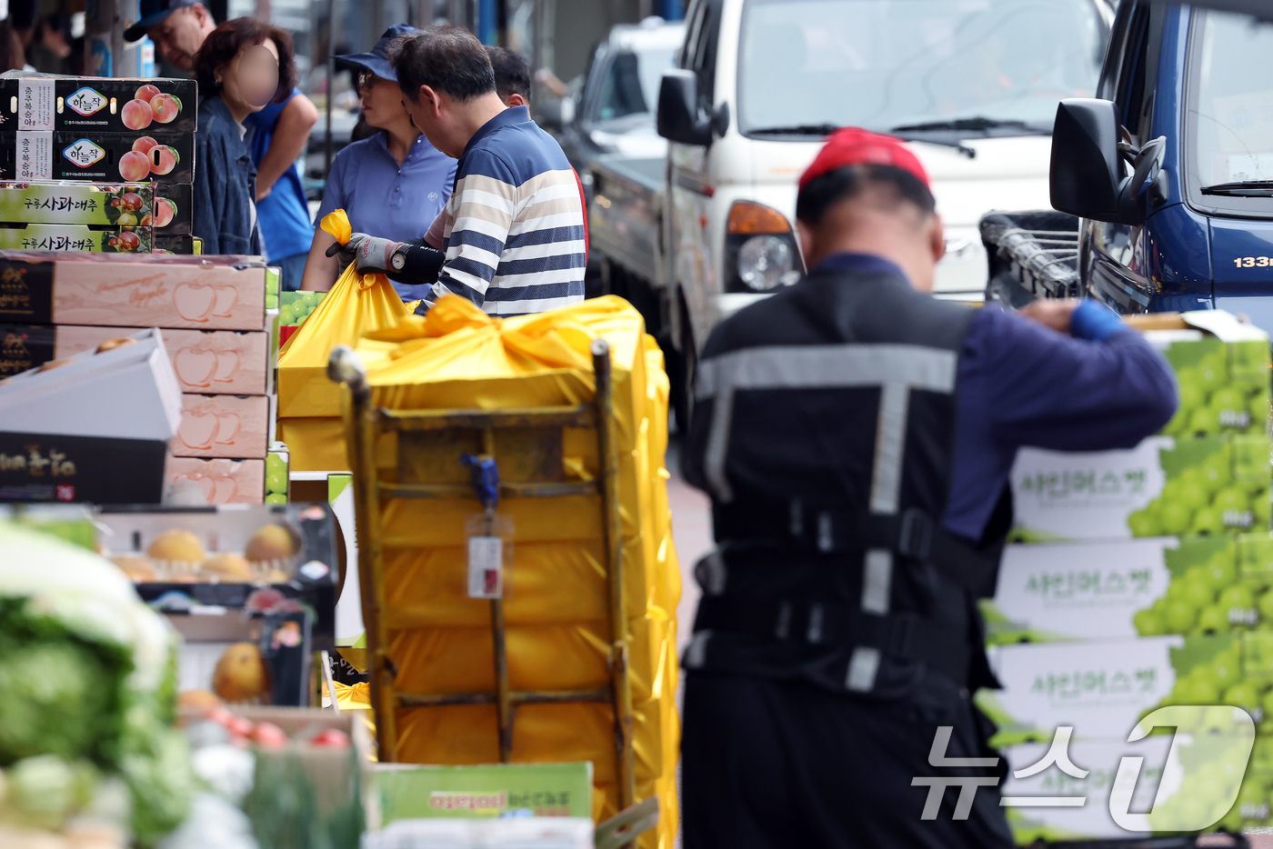 (서울=뉴스1) 박정호 기자 = 추석 명절 연휴를 하루 앞둔 2일 오후 서울 동대문구 경동시장을 찾은 시민들이 선물용 과일을 구입하고 있다. 2025.10.2/뉴스1