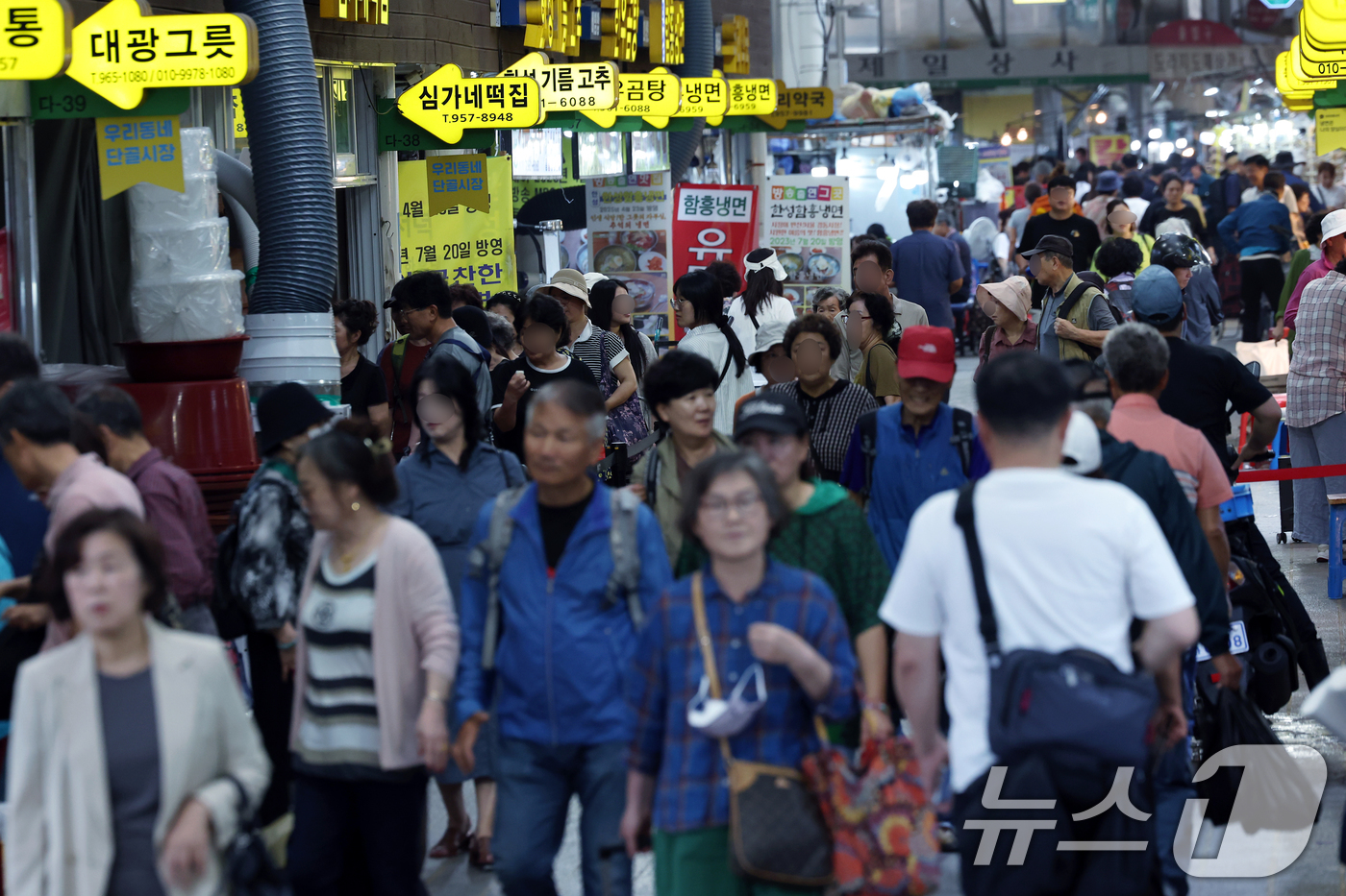 (서울=뉴스1) 박정호 기자 = 추석 명절 연휴를 하루 앞둔 2일 오후 서울 동대문구 경동시장을 찾은 시민들이 제수용품을 구입하고 있다. 2025.10.2/뉴스1