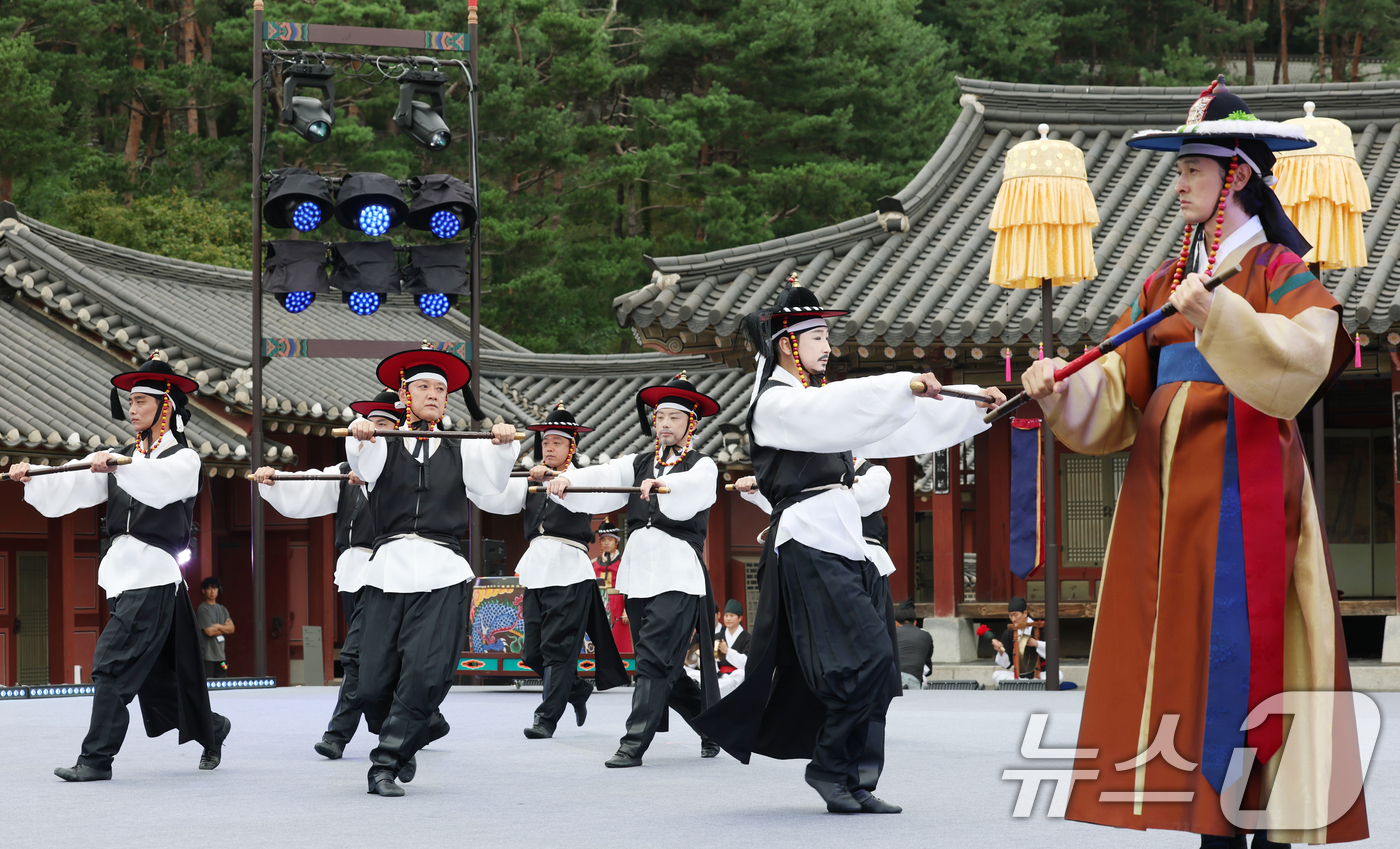 (수원=뉴스1) 김영운 기자 = 2일 경기 수원시 팔달구 화성행궁 유여택에서 열린 2025 경기도무용단 기획공연 '찬연의 행궁' 프레스 리허설에서 공연 리허설이 진행되고 있다.경기 …