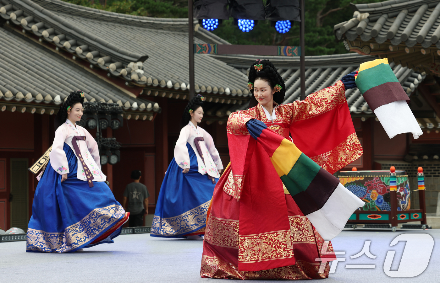 (수원=뉴스1) 김영운 기자 = 2일 경기 수원시 팔달구 화성행궁 유여택에서 열린 2025 경기도무용단 기획공연 '찬연의 행궁' 프레스 리허설에서 공연 리허설이 진행되고 있다.경기 …