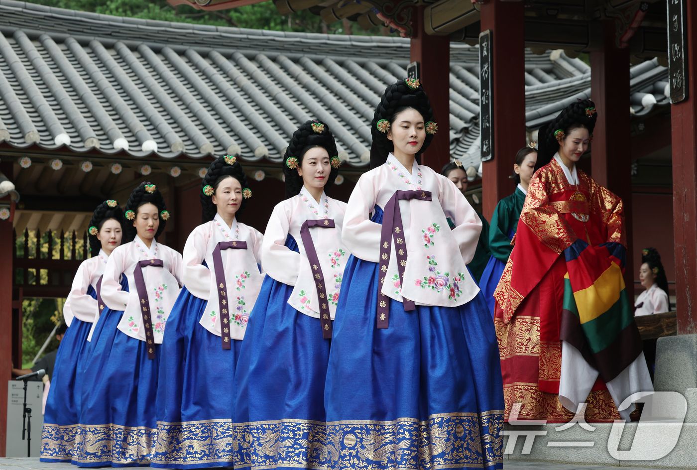 (수원=뉴스1) 김영운 기자 = 2일 경기 수원시 팔달구 화성행궁 유여택에서 열린 2025 경기도무용단 기획공연 '찬연의 행궁' 프레스 리허설에서 공연 리허설이 진행되고 있다.경기 …