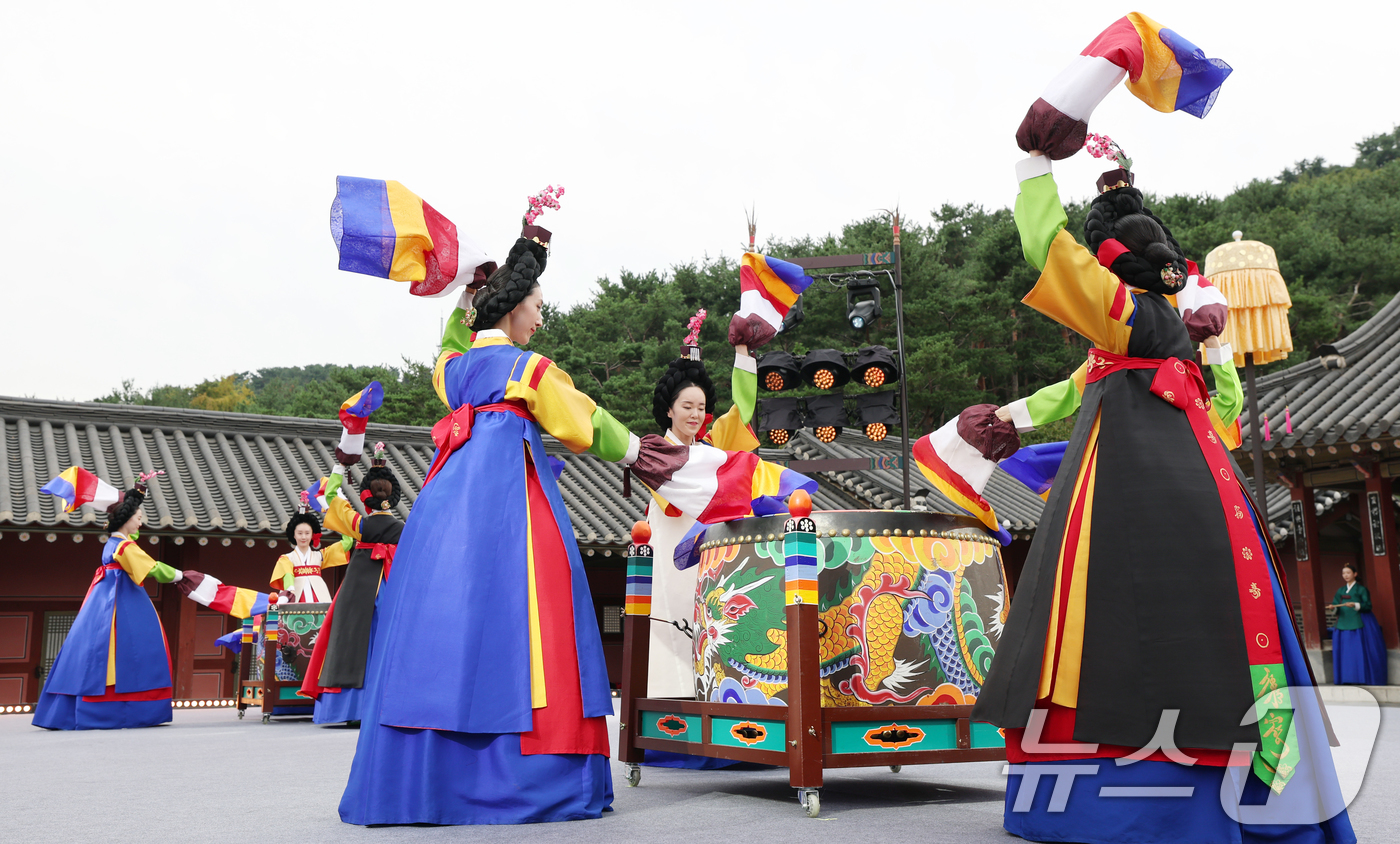 (수원=뉴스1) 김영운 기자 = 2일 경기 수원시 팔달구 화성행궁 유여택에서 열린 2025 경기도무용단 기획공연 '찬연의 행궁' 프레스 리허설에서 공연 리허설이 진행되고 있다.경기 …
