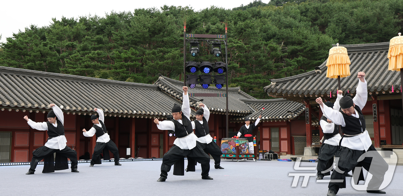 (수원=뉴스1) 김영운 기자 = 2일 경기 수원시 팔달구 화성행궁 유여택에서 열린 2025 경기도무용단 기획공연 '찬연의 행궁' 프레스 리허설에서 공연 리허설이 진행되고 있다.경기 …