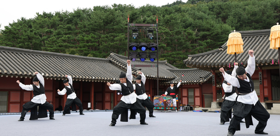 경기도무용단 기획공연 '찬연의 행궁'…화성행궁 유여택을 무대로