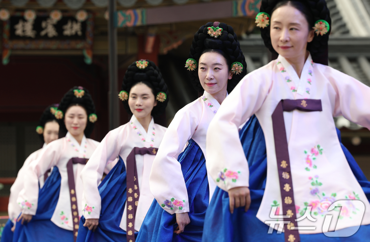 (수원=뉴스1) 김영운 기자 = 2일 경기 수원시 팔달구 화성행궁 유여택에서 열린 2025 경기도무용단 기획공연 '찬연의 행궁' 프레스 리허설에서 공연 리허설이 진행되고 있다.경기 …