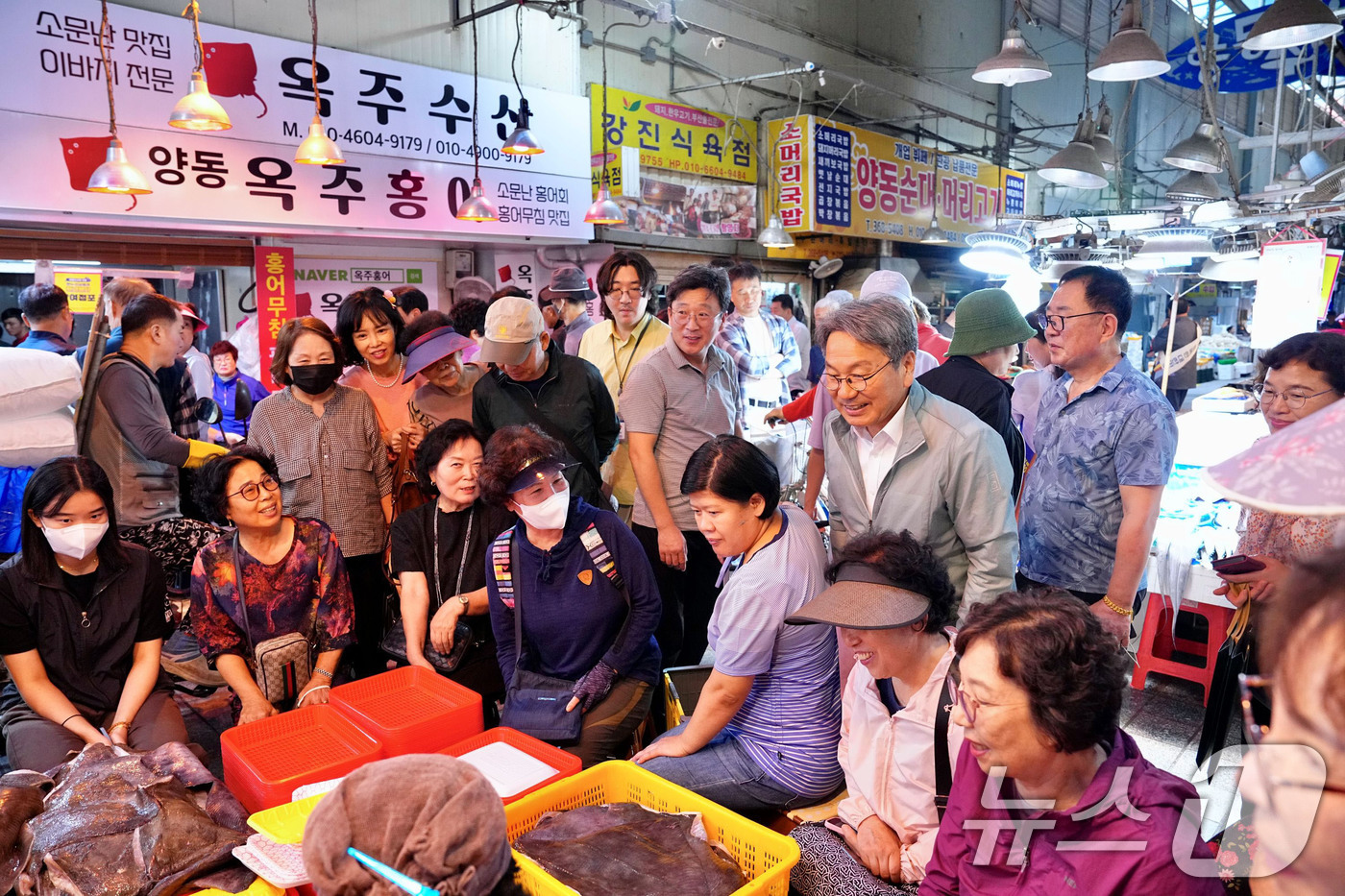 (광주=뉴스1) 박준배 기자 = 강기정 광주시장이 추석 연휴를 앞두고 2일 서구 양동전통시장을 방문해 상인·시민 등과 명절 인사를 나누고 있다.(광주시 제공. 재판매 및 DB 금지 …