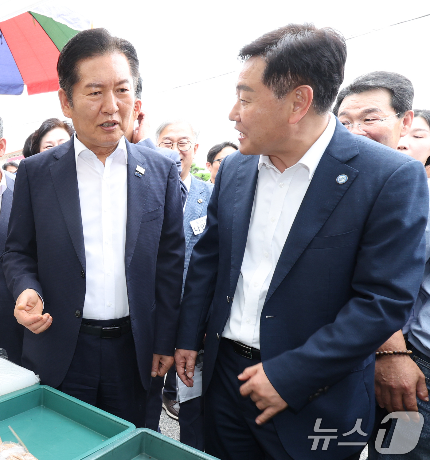 (김제=뉴스1) 유경석 기자 = 정청래 더불어민주당 대표가 2일 전북 김제시 전통시장을 찾아 장을 보며 김관영 전북도지사와 대화를 나누고 있다. 2025.10.2/뉴스1