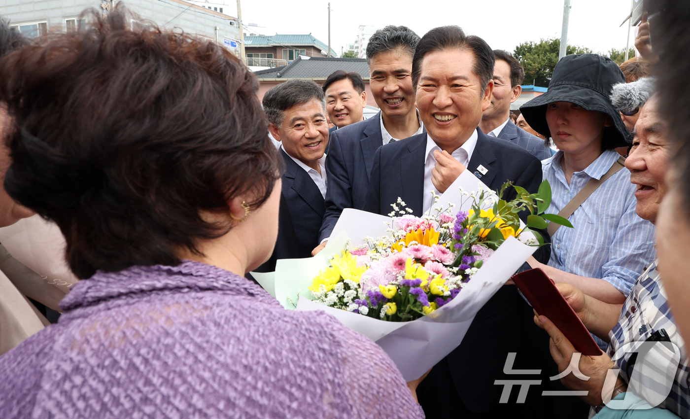 (김제=뉴스1) 유경석 기자 = 정청래 더불어민주당 대표가 2일 전북 김제시 전통시장을 찾아 장보기에 앞서 시민들과 인사를 나누고 있다. 2025.10.2/뉴스1