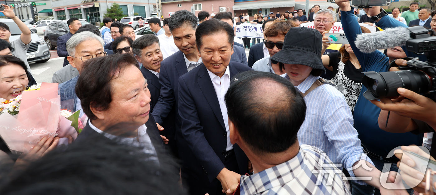 (김제=뉴스1) 유경석 기자 = 정청래 더불어민주당 대표가 2일 전북 김제시 전통시장을 찾아 장보기에 앞서 시민들과 인사를 나누고 있다. 2025.10.2/뉴스1