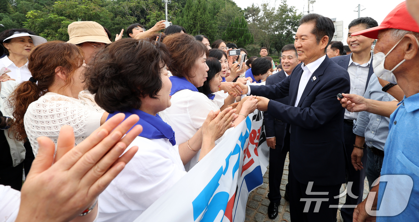 (김제=뉴스1) 유경석 기자 = 정청래 더불어민주당 대표가 2일 전북 김제시 전통시장을 찾아 장보기에 앞서 시민들과 인사를 나누고 있다. 2025.10.2/뉴스1