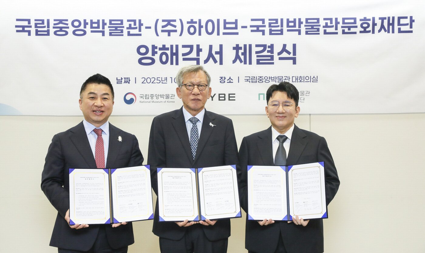 본문 이미지 - 양해각서 체결식 사진. 왼쪽부터 정용석 국립박물관문화재단 사장, 유홍준 국립중앙박물관장, 방시혁 하이브 의장&#40;국립중앙박물관 제공&#41;