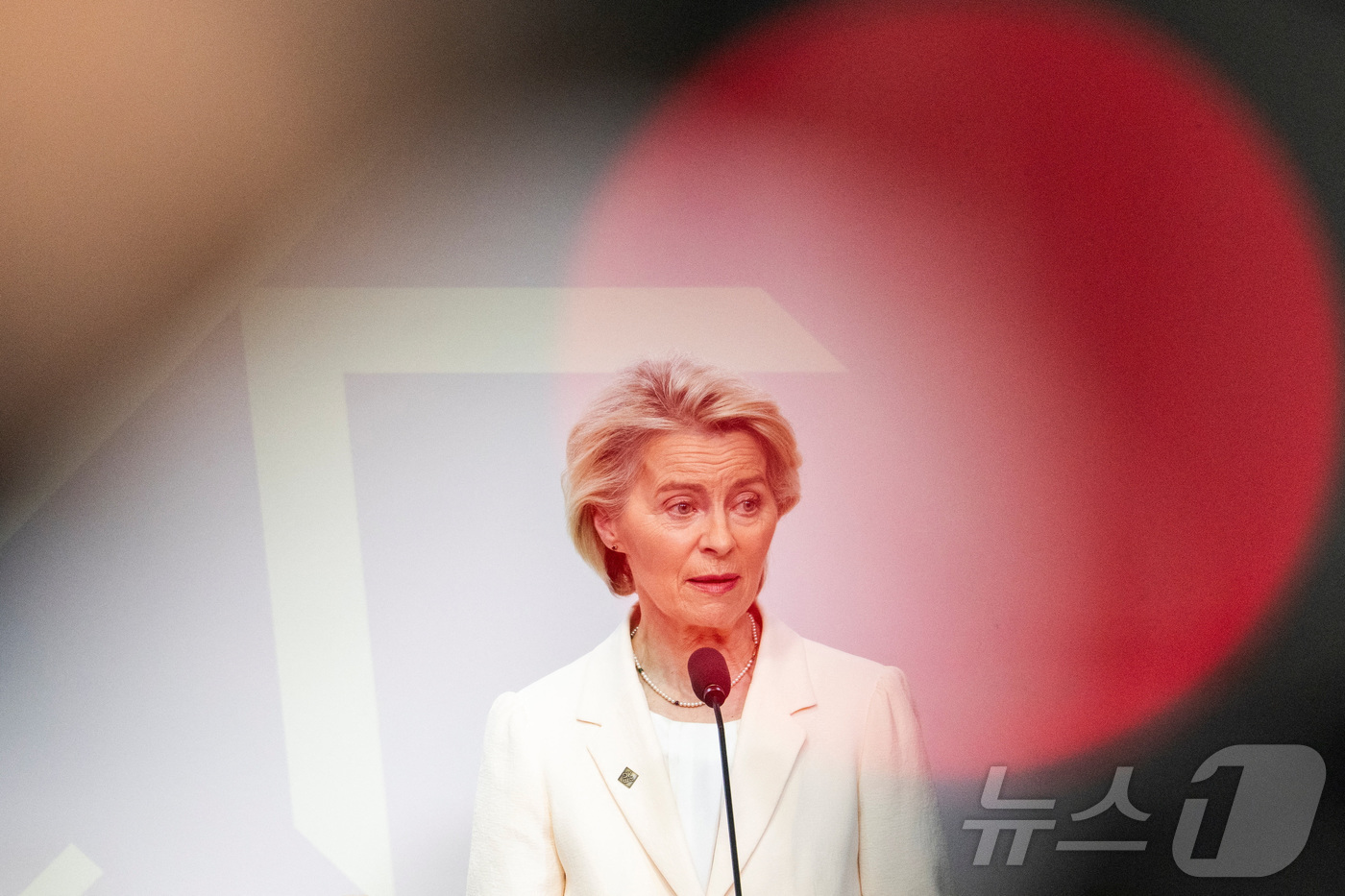 (코펜하겐 로이터=뉴스1) 김지완 기자 = 1일(현지시간) 우르줄라 폰데어라이엔 유럽연합(EU) 집행위원장이 EU 정상회의 참석차 방문한 덴마크 코펜하겐의 크리스티안스보르성에서 기 …