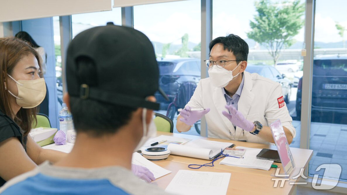 본문 이미지 - 강원 춘천 개원의 의사들 모임인 NRT 멤버가 의료 봉사활동을 하는 모습.&#40;NRT 제공, 재판매 및 DB금지&#41;   