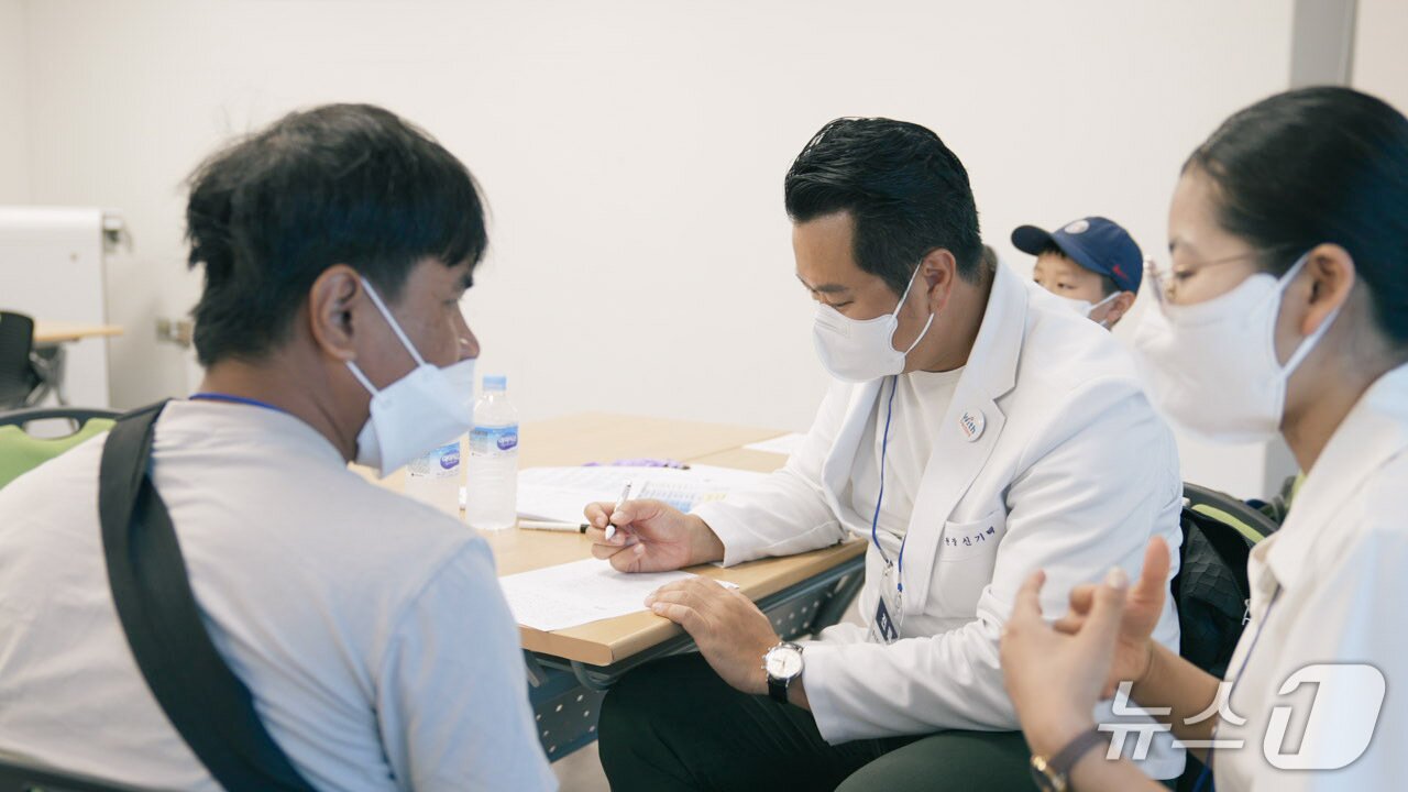 본문 이미지 - 강원 춘천 개원의 의사들 모임인 NRT 멤버가 의료 봉사활동을 하는 모습.&#40;NRT 제공, 재판매 및 DB금지&#41;   