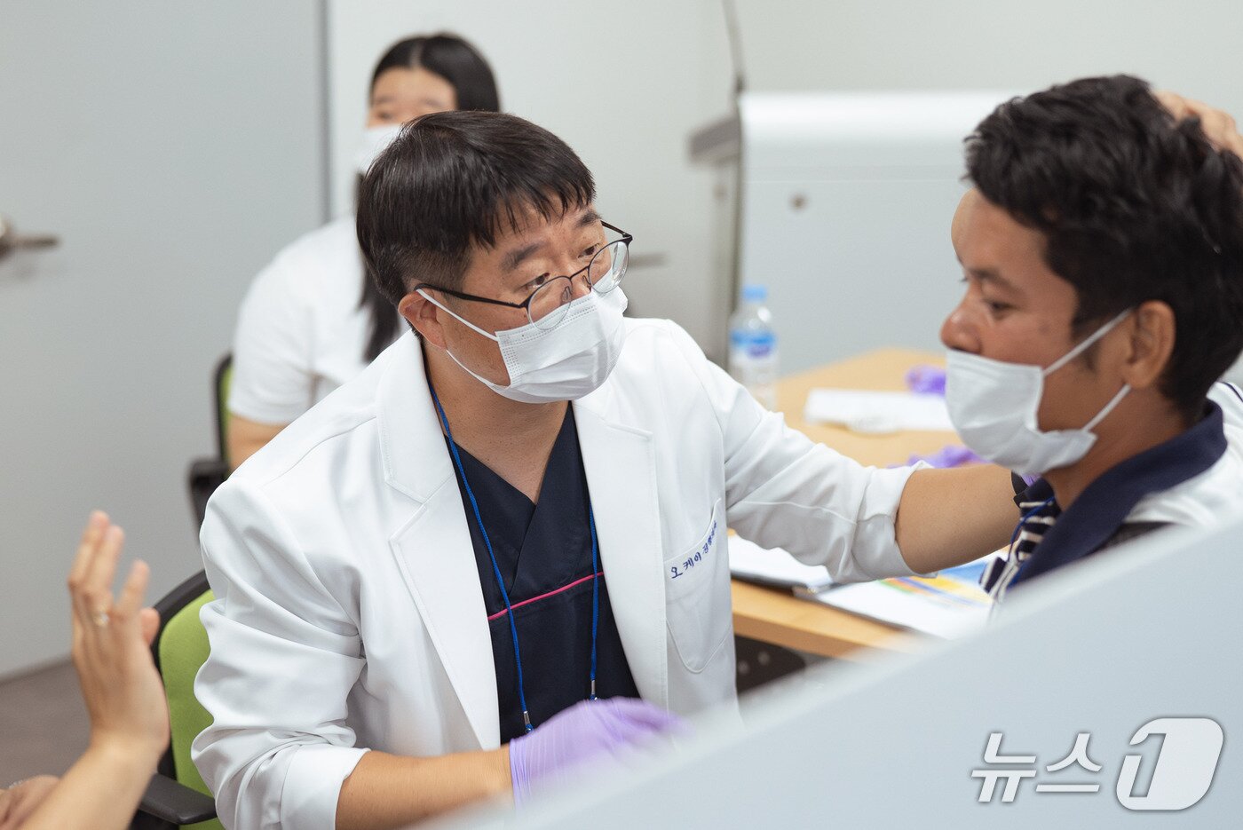 본문 이미지 - 강원 춘천 개원의 의사들 모임인 NRT 멤버가 의료 봉사활동을 하는 모습.&#40;NRT 제공, 재판매 및 DB금지&#41;  