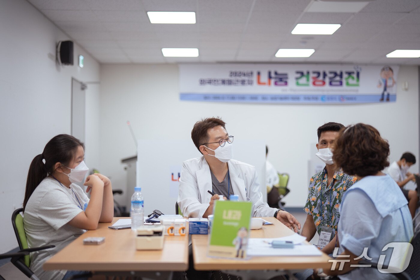 본문 이미지 - 강원 춘천 개원의 의사들 모임인 NRT 멤버가  의료 봉사활동을 하는 모습.&#40;NRT 제공, 재판매 및 DB금지&#41;   