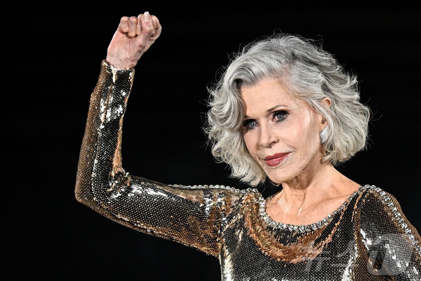 (파리 AFP=뉴스1) = 할리우드 원로배우 제인 폰다(87)가 지난 29일(현지시간) 프랑스 파리 시청에서 열린 파리 패션위크에서 의상을 선보이고 있다. 제인 폰다를 비롯한 수백 …