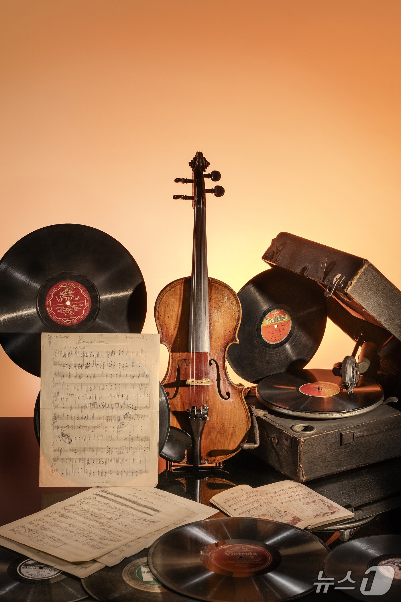 본문 이미지 - 홍난파의 바이올린과 유성기.&#40;단국대 제공&#41;
