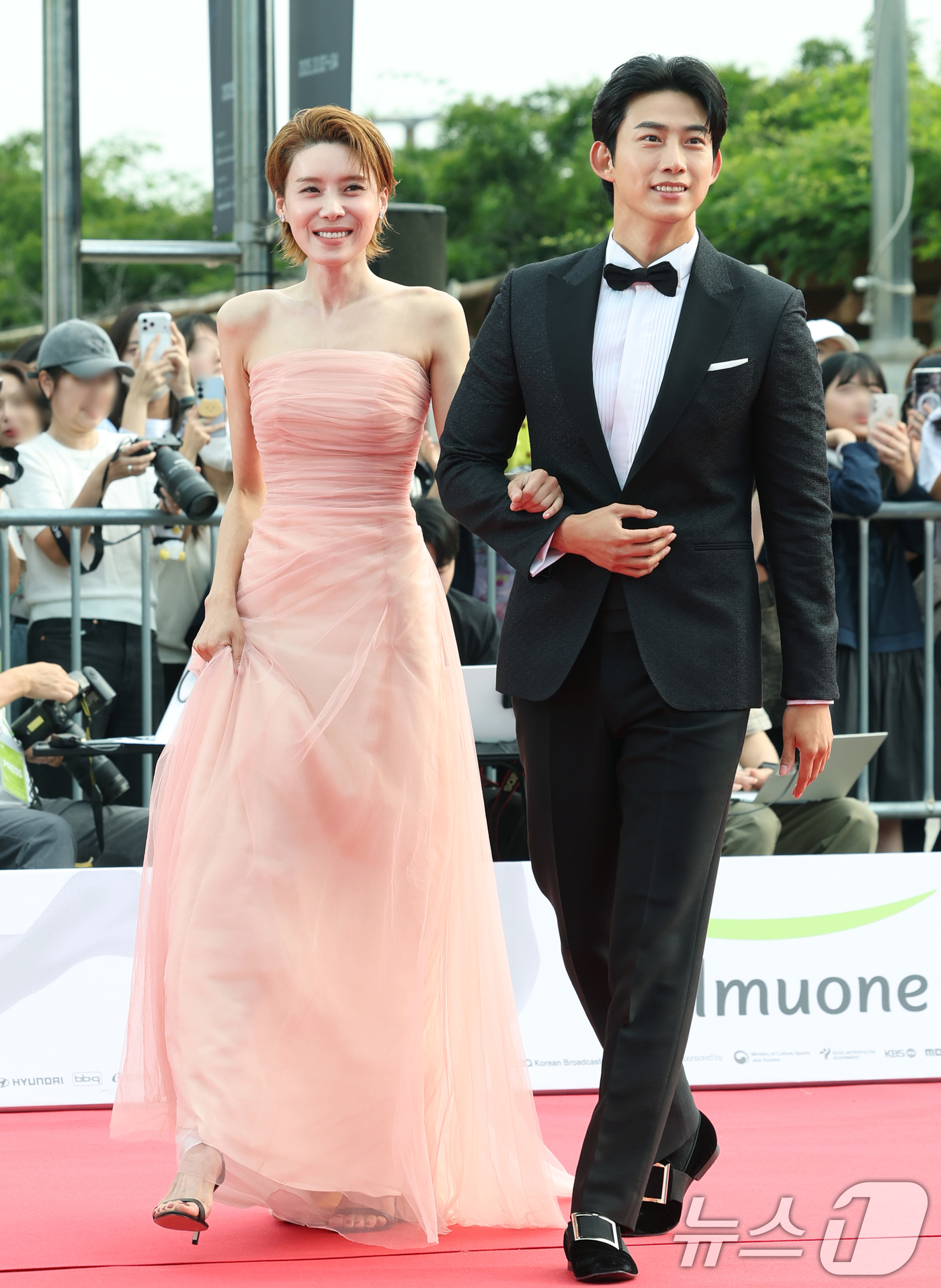 (서울=뉴스1) 권현진 기자 = MC 장도연과 옥택연(오른쪽)이 2일 오후 서울 여의도 KBS 홀에서 열린 제20회 서울드라마어워즈 레드카펫 행사에 참석하고 있다. 2025.10. …