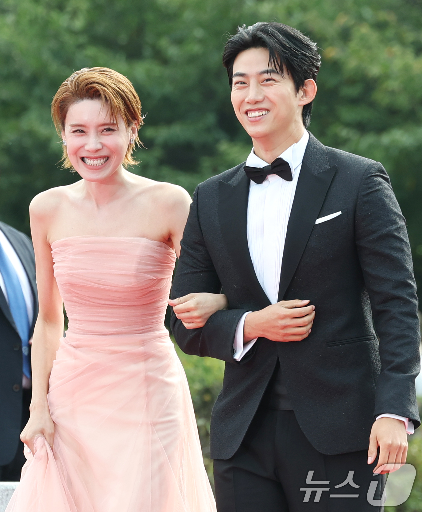 (서울=뉴스1) 권현진 기자 = MC 장도연과 옥택연(오른쪽)이 2일 오후 서울 여의도 KBS 홀에서 열린 제20회 서울드라마어워즈 레드카펫 행사에 참석하고 있다. 2025.10. …