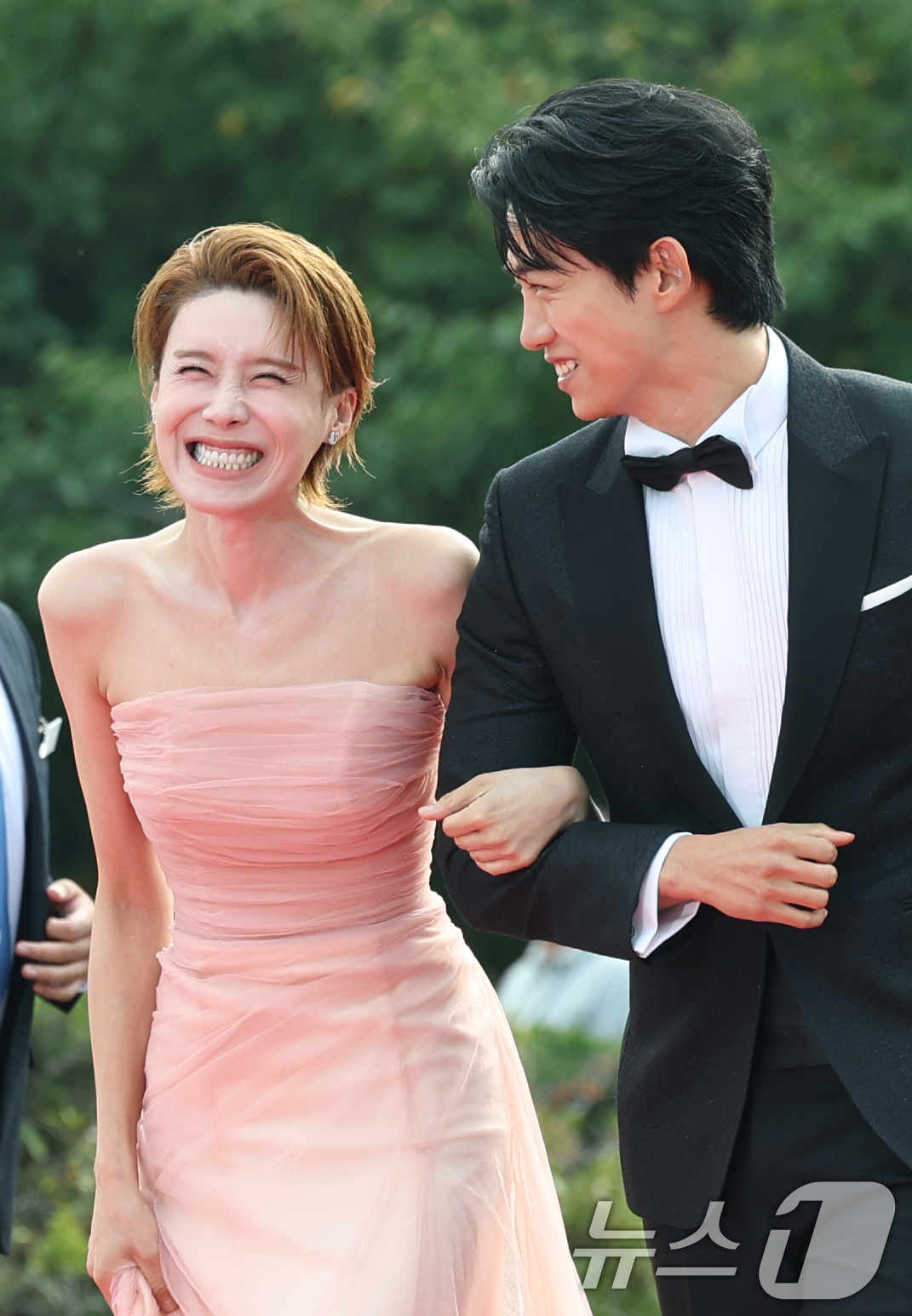 (서울=뉴스1) 권현진 기자 = MC 장도연과 옥택연(오른쪽)이 2일 오후 서울 여의도 KBS 홀에서 열린 제20회 서울드라마어워즈 레드카펫 행사에 참석하고 있다. 2025.10. …