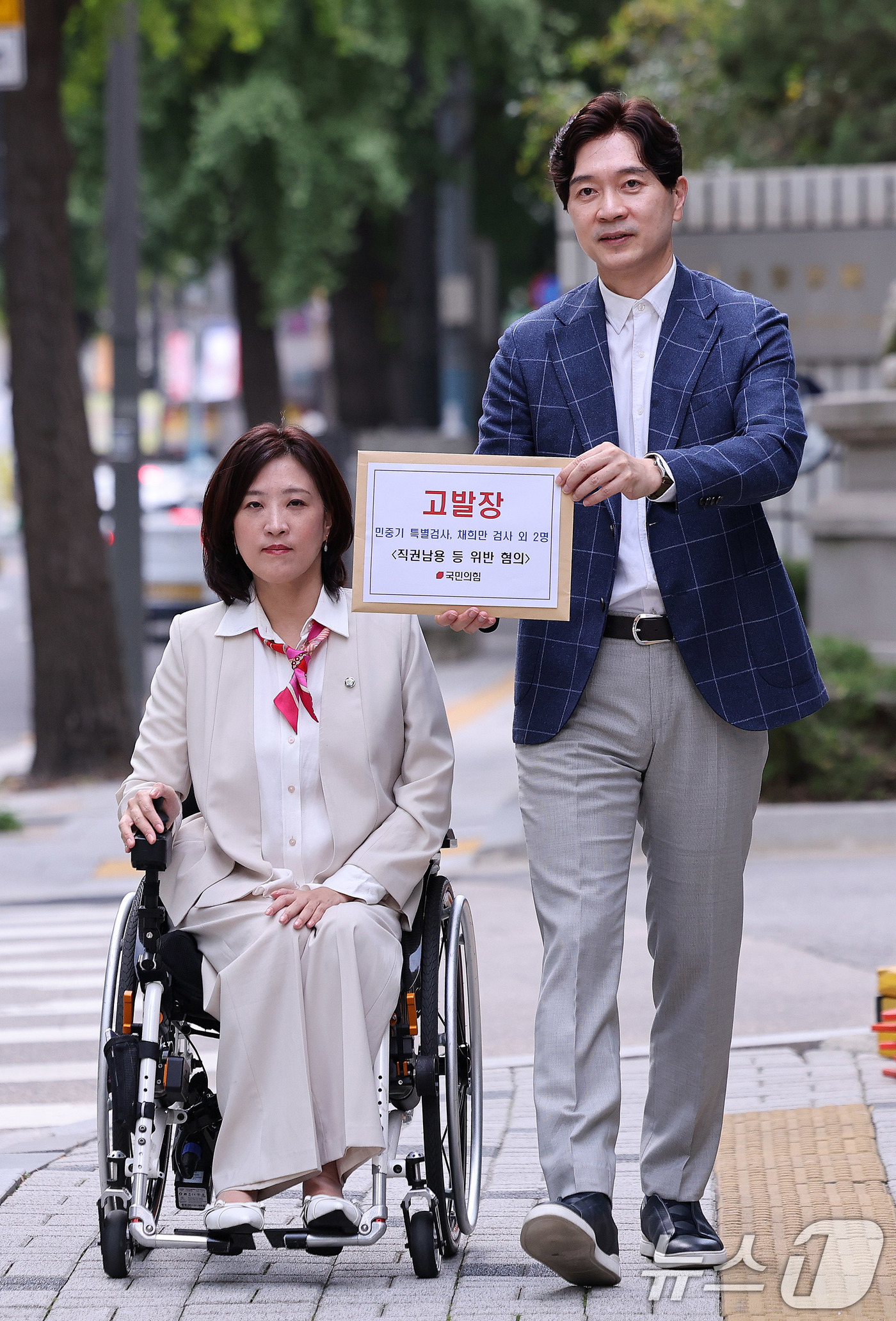 (서울=뉴스1) 박지혜 기자 = 최보윤 국민의힘 수석대변인(왼쪽)과 박성훈 국민의힘 의원이 2일 오후 민중기 특별검사와 채희만 검사 등 수사팀 관계자들을 직권남용 혐의로 고발하는 …