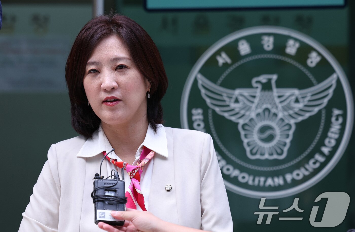 본문 이미지 - 최보윤 국민의힘 수석대변인이 지난해 10월 2일 오후 서울 종로구 서울지방경찰청 민원실을 찾아 민중기 특별검사와 채희만 검사 등 수사팀 관계자들을 직권남용 혐의로 고발한 뒤 취재진 질문에 답하고 있다. 2025.10.2/뉴스1 ⓒ News1 박지혜 기자