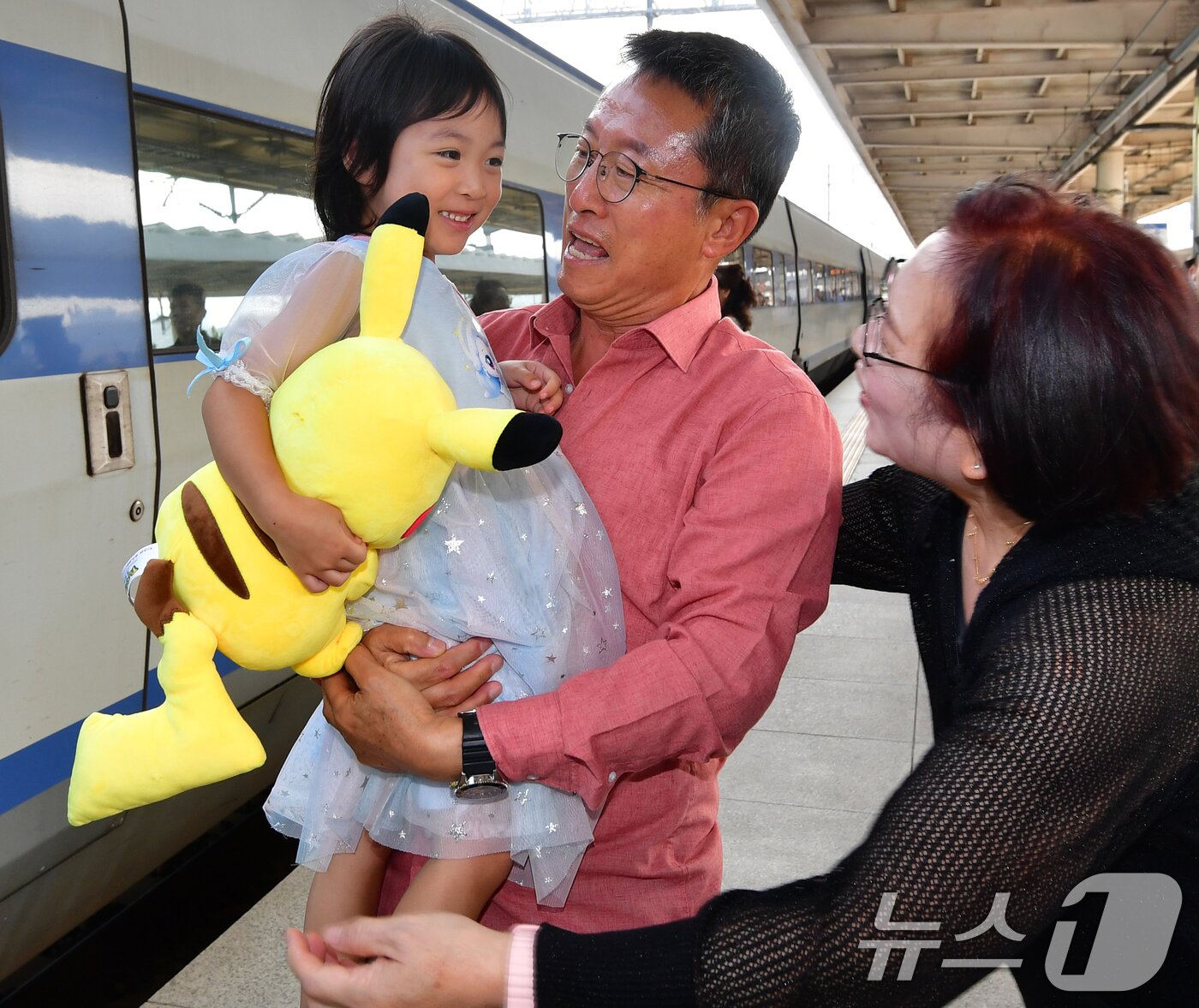 본문 이미지 - 추석 귀성행렬이 시작된 2일 오후 경북 포항 KTX 역에서 기다리던 할아버지와 할머니가 고향집으로 내려온 손녀를 반갑게 맞이하고 있다. 2025.10.2/뉴스1 ⓒ News1 최창호 기자