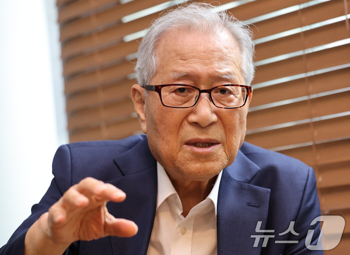 본문 이미지 - 정세현 전 통일부 장관이 2일 서울 강남구 한 카페에서 뉴스1과 인터뷰를 하고 있다. 2025.10.2/뉴스1 ⓒ News1 이호윤 기자