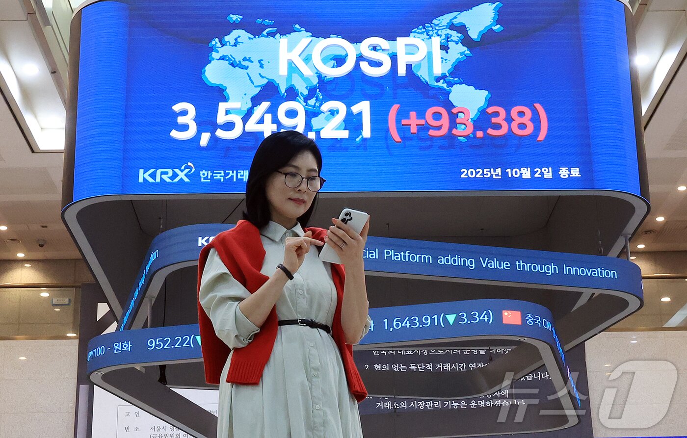 본문 이미지 - 추석 명절을 앞두고 코스피가 최고가를 기록한 2일 오후 서울 영등포구 여의도 여의도 한국거래소 모니터에 코스피 시황이 표시되고 있다. 코스피 지수가 전날보다 93.38&#40;2.70%&#41; 포인트 오른 3549.21로 마감했다. 2025.10.2/뉴스1 ⓒ News1 김진환 기자