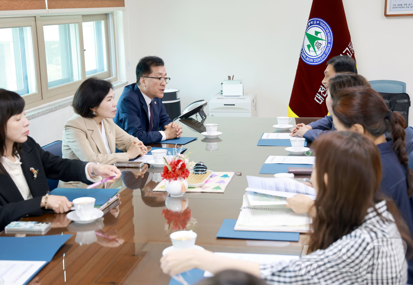 (대전=뉴스1) 이동원 기자 = 조원휘 대전시의회 의장은 이금선 교육위원장과 함께 2일 대전둔산여자고등학교를 방문해 학교․교육청 관계자로부터 학교급식 운영 상황을 보고 받았다.이번 …