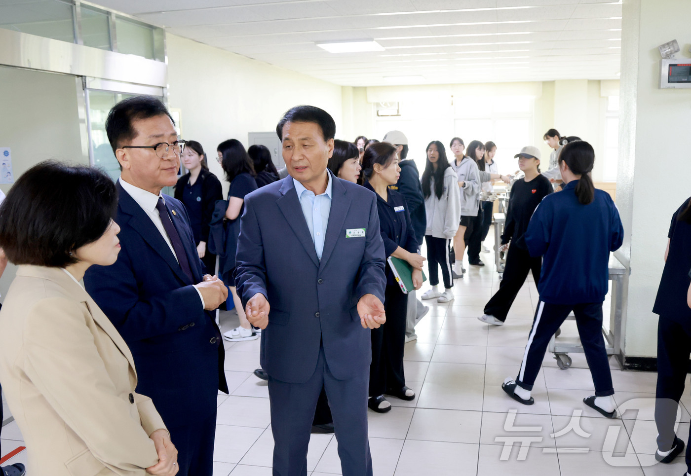 (대전=뉴스1) 이동원 기자 = 조원휘 대전시의회 의장은 이금선 교육위원장과 함께 2일 대전둔산여자고등학교를 방문해 학교․교육청 관계자로부터 학교급식 운영 상황을 보고 받았다.이번 …