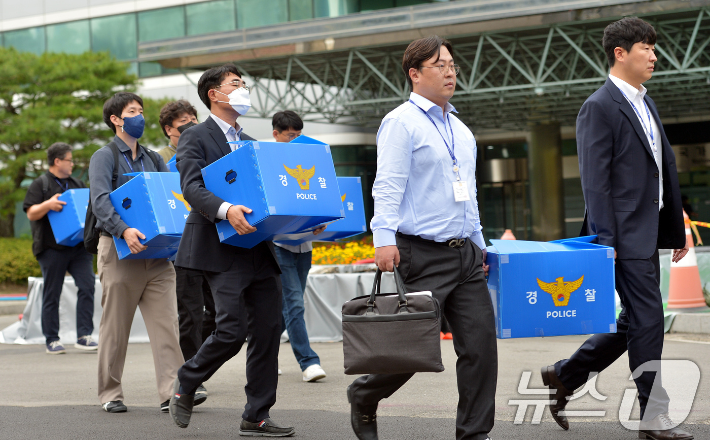 (대전=뉴스1) 김기태 기자 = 국가정보자원관리원 화재 원인을 수사 중인 경찰이 2일 오전 9시부터 대전 국정자원과 이번 화재와 관련된 대전지역 3개 업체 등 4개소에 대한 압수수 …