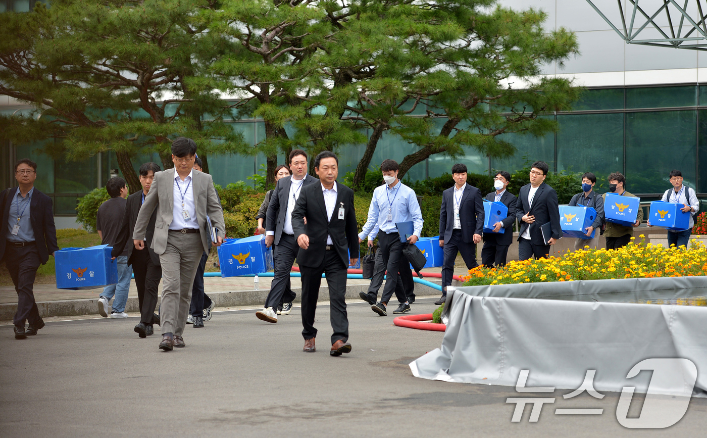 (대전=뉴스1) 김기태 기자 = 국가정보자원관리원 화재 원인을 수사 중인 경찰이 2일 오전 9시부터 대전 국정자원과 이번 화재와 관련된 대전지역 3개 업체 등 4개소에 대한 압수수 …