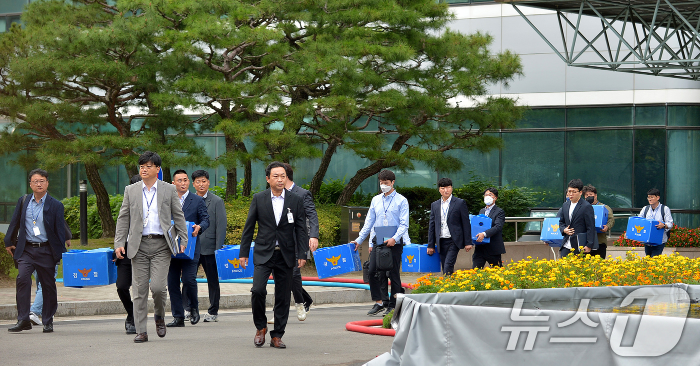 (대전=뉴스1) 김기태 기자 = 국가정보자원관리원 화재 원인을 수사 중인 경찰이 2일 오전 9시부터 대전 국정자원과 이번 화재와 관련된 대전지역 3개 업체 등 4개소에 대한 압수수 …