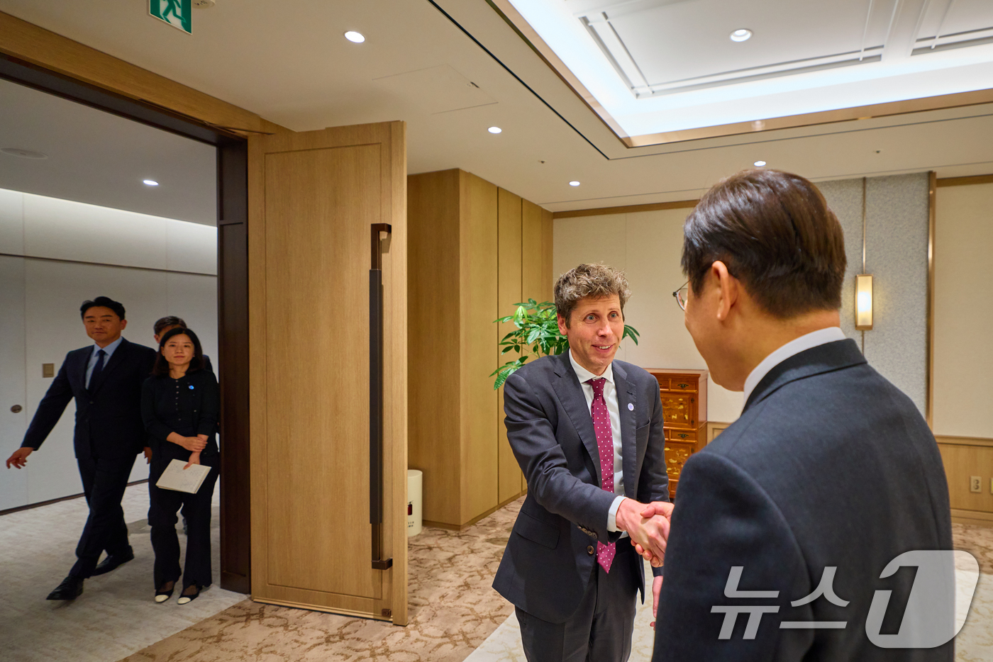 (서울=뉴스1) 허경 기자 = 이재명 대통령이 지난 1일 서울 용산 대통령실 청사에서 샘 올트먼 오픈AI 대표를 접견하고 있다. (이재명 대통령 SNS. 재판매 및 DB 금지) 2 …