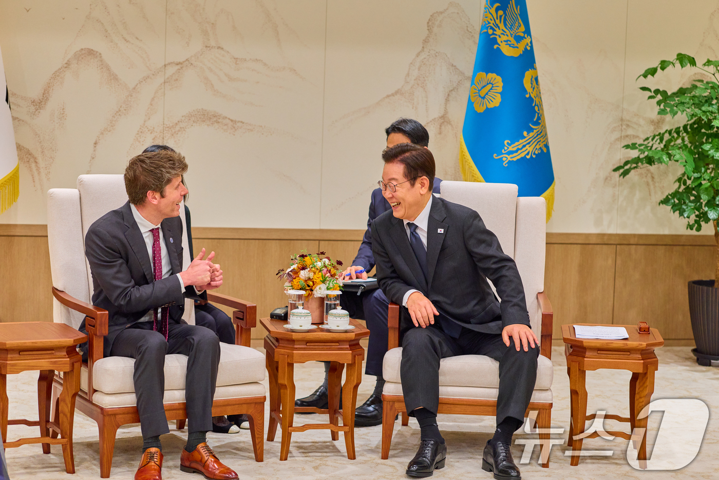 (서울=뉴스1) 허경 기자 = 이재명 대통령이 지난 1일 서울 용산 대통령실 청사에서 샘 올트먼 오픈AI 대표를 접견하고 있다. (이재명 대통령 SNS. 재판매 및 DB 금지) 2 …