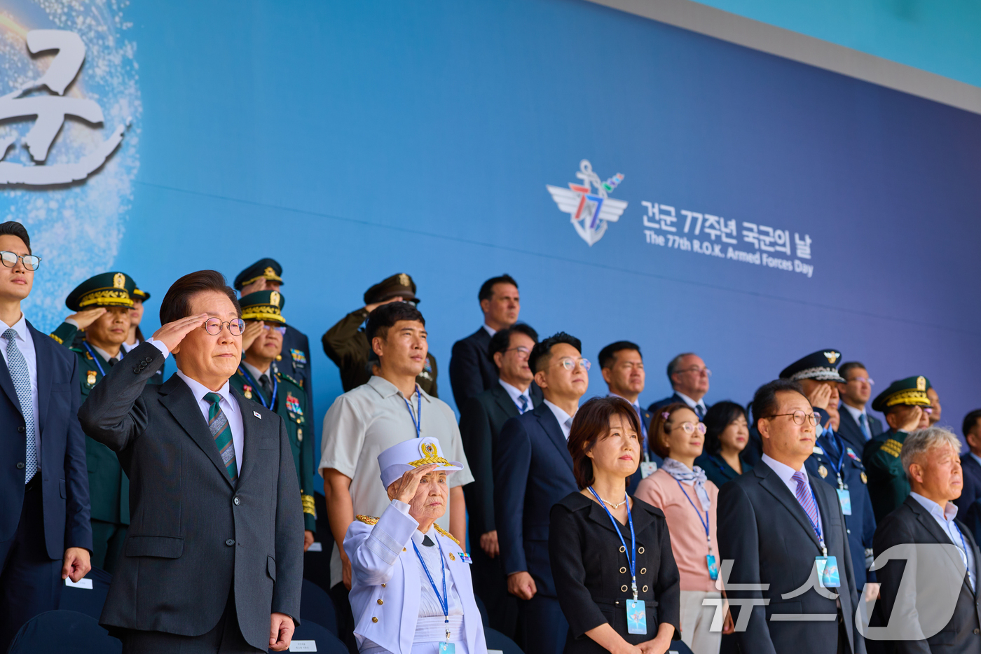 (서울=뉴스1) 허경 기자 = 이재명 대통령이 지난 1일 충남 계룡대에서 열린 건군 77주년 국군의 날 기념식에서 거수경례를 하고 있다. (이재명 대통령 SNS. 재판매 및 DB …