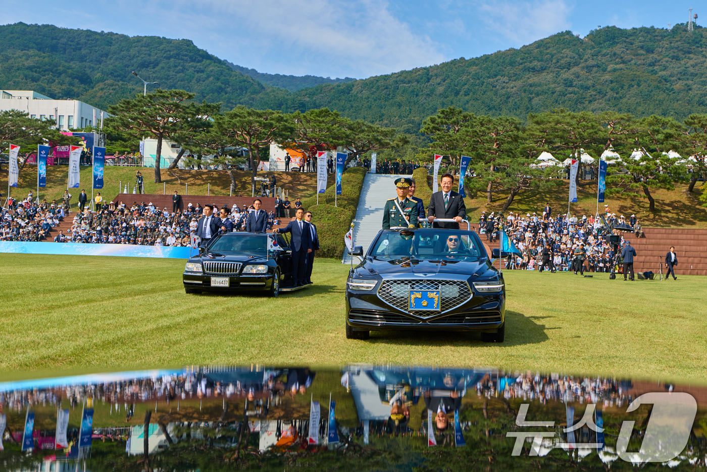 (서울=뉴스1) 허경 기자 = 이재명 대통령이 지난 1일 충남 계룡대에서 열린 건군 77주년 국군의 날 기념식에서 열병 차량에 탑승해 사열하고 있다. (이재명 대통령 SNS. 재판 …