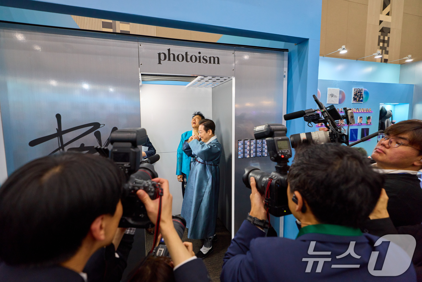 (서울=뉴스1) 허경 기자 = 이재명 대통령이 지난 1일 경기 고양시 킨텍스에서 열린 대중문화교류위원회 출범식에서 박진영 대중문화교류위 공동위원장과 기념촬영을 하고 있다. (이재명 …