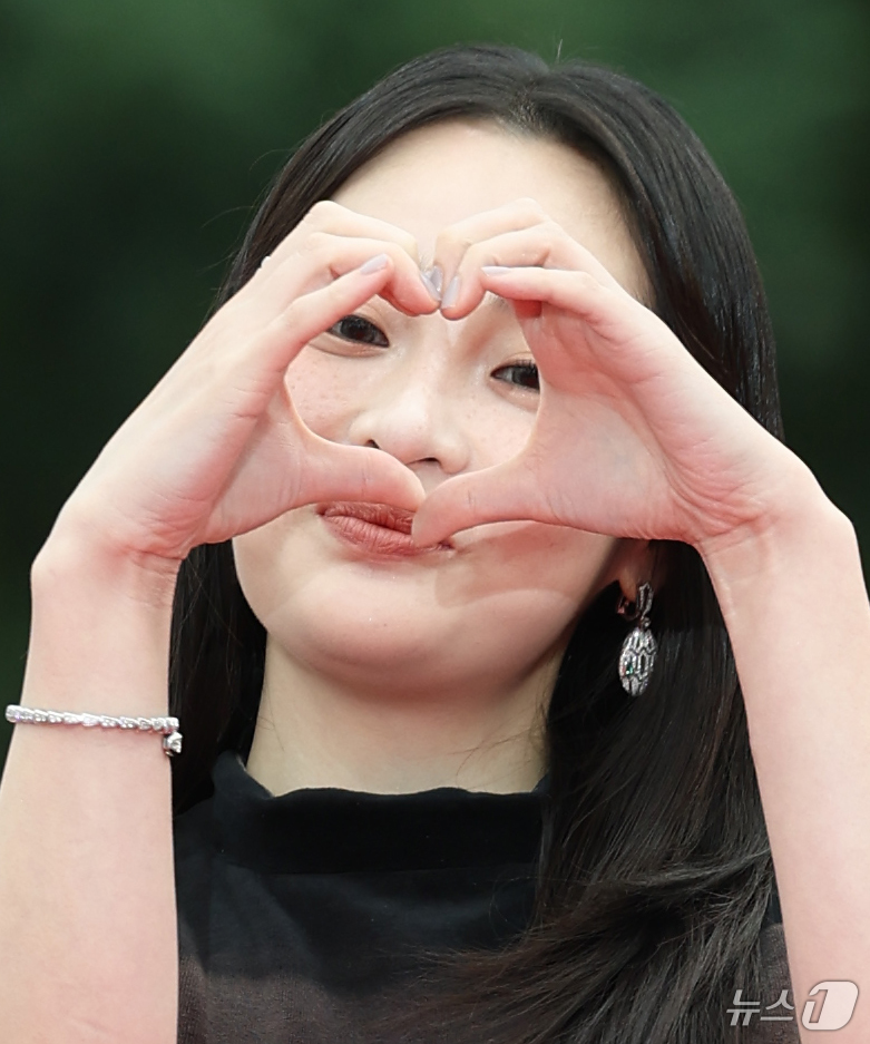 (서울=뉴스1) 권현진 기자 = 배우 김민하가 2일 오후 서울 여의도 KBS 홀에서 열린 제20회 서울드라마어워즈 레드카펫 행사에 참석해 포즈를 취하고 있다. 2025.10.2/뉴 …