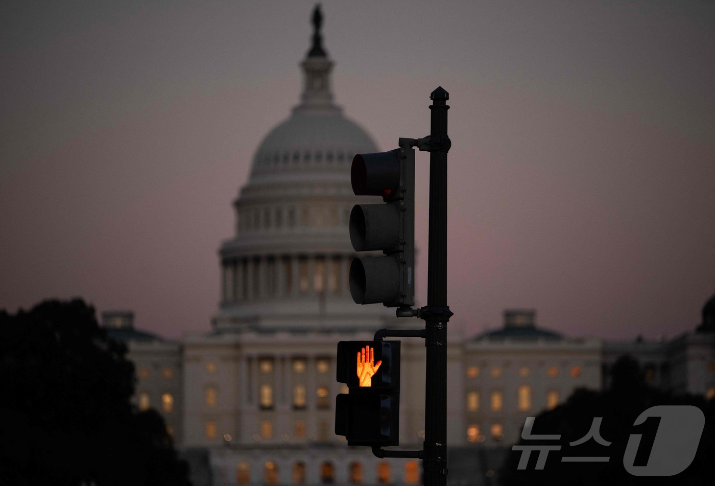 (워싱턴D.C. AFP=뉴스1) 이정환 기자 = 미국 연방정부 셧다운 첫날이었던 1일(현지시간) 워싱턴 D.C. 미국 국회의사당을 배경으로 횡단보도에서 신호등이 깜빡이고 있다. 도 …