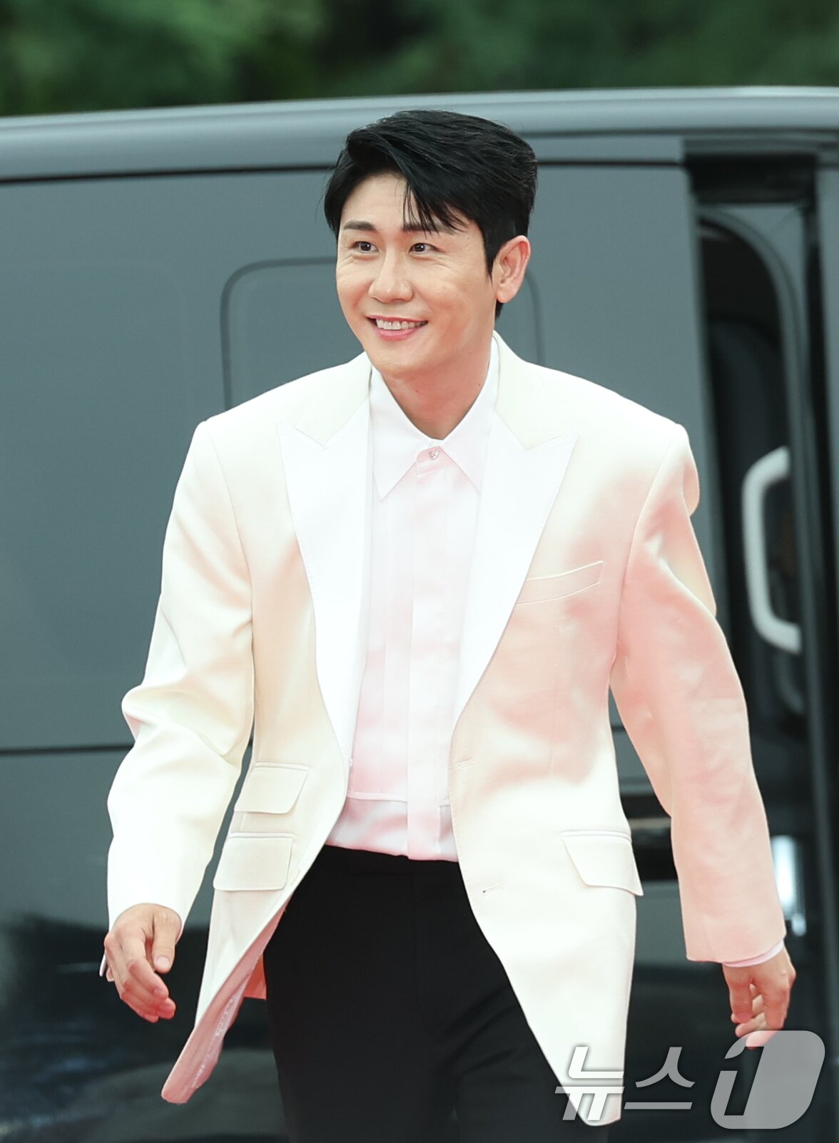 서울드라마어워즈 레드카펫 밟는 영탁